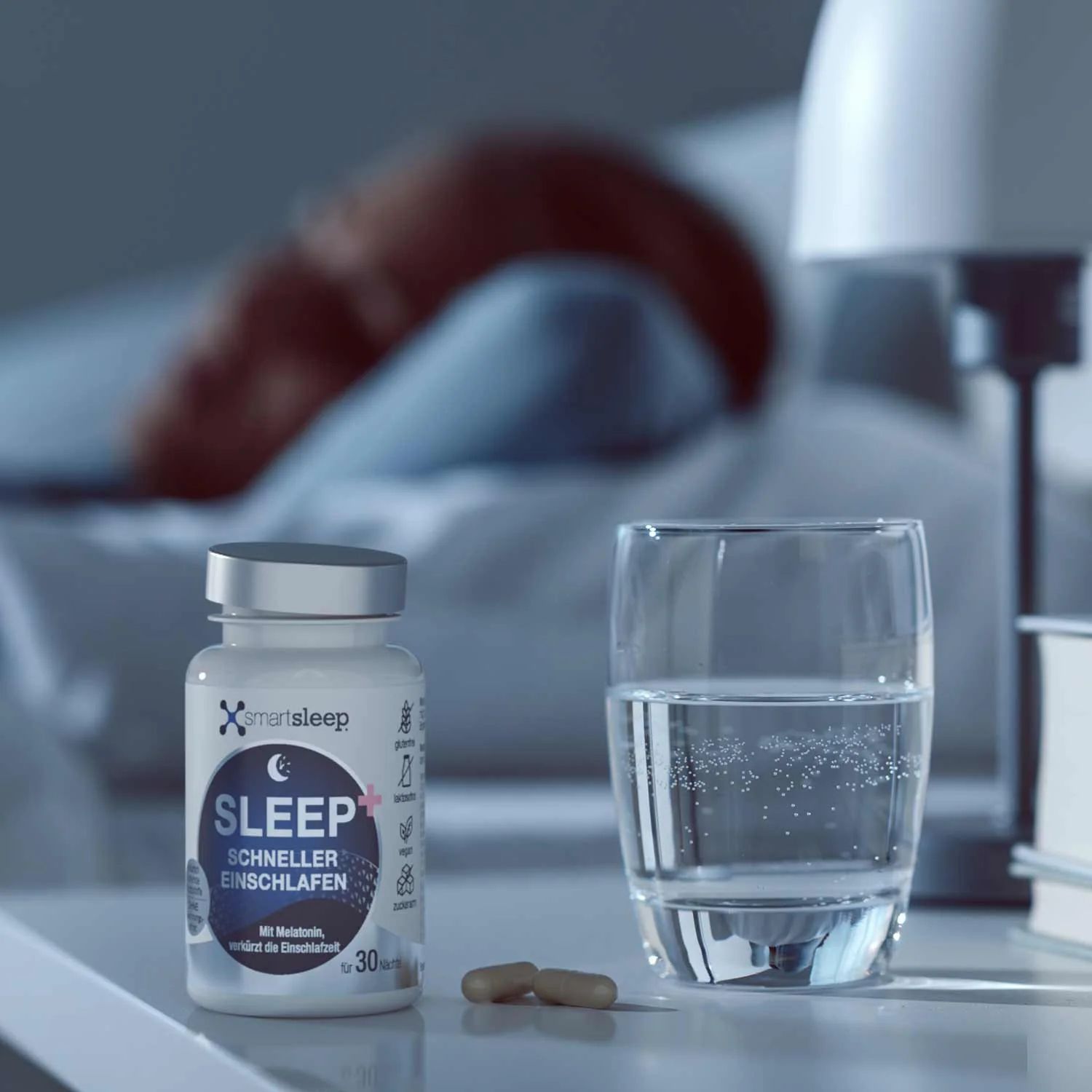 Flasche smartsleep SLEEP+ neben Glas Wasser und Nachttischlampe. Aufschrift: SCHNELLER EINSCHLAFEN. Für 30 Nächte.
