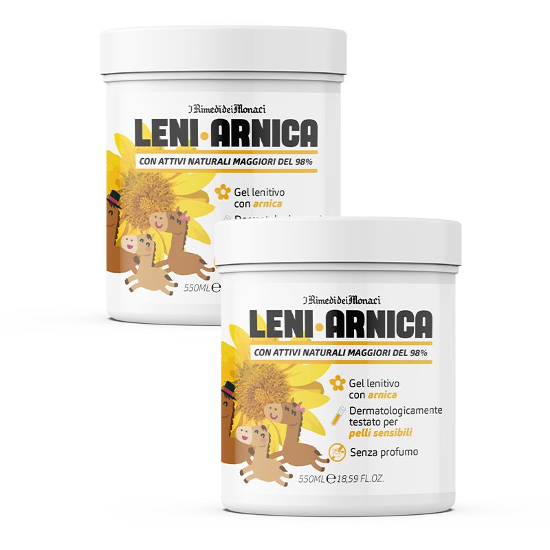Zwei weiße Tiegel mit dem Aufdruck Leniarnica. Aufschrift: Gel lenitivo con arnica, dermatologisch getestet für empfindliche Haut. Ohne Parfüm.