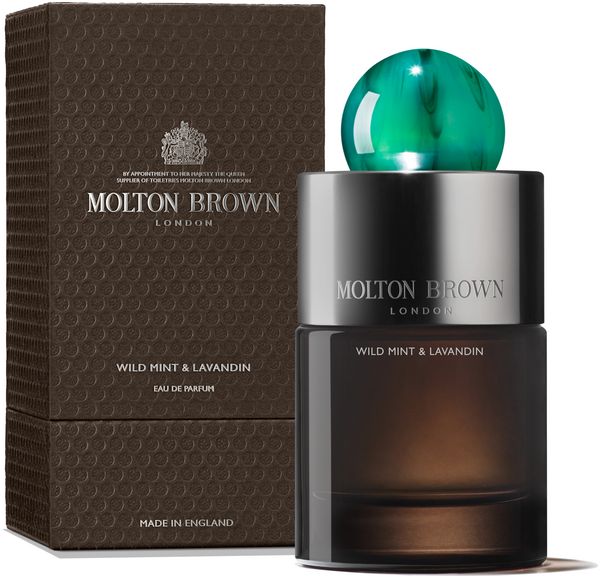 Dunkelbraune Schachtel und Flakon. Flakon mit silbernem Deckel und grünem Verschluss. Aufschrift: Molton Brown, Wild Mint & Lavandin.