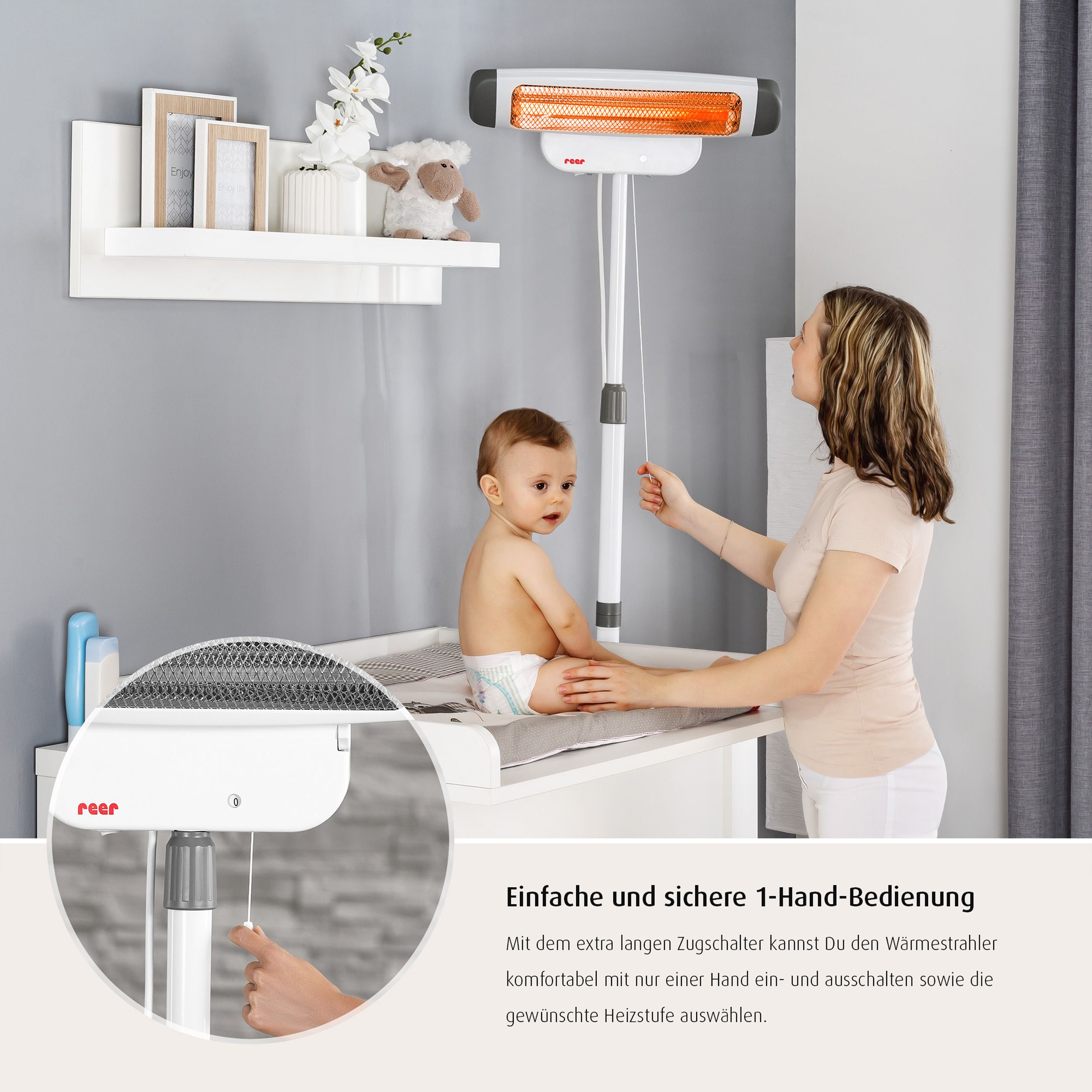 Wickeltisch-Wärmestrahler in Anwendung. Baby auf Wickeltisch, Frau bedient Zugschalter. Text: 1-Hand-Bedienung.