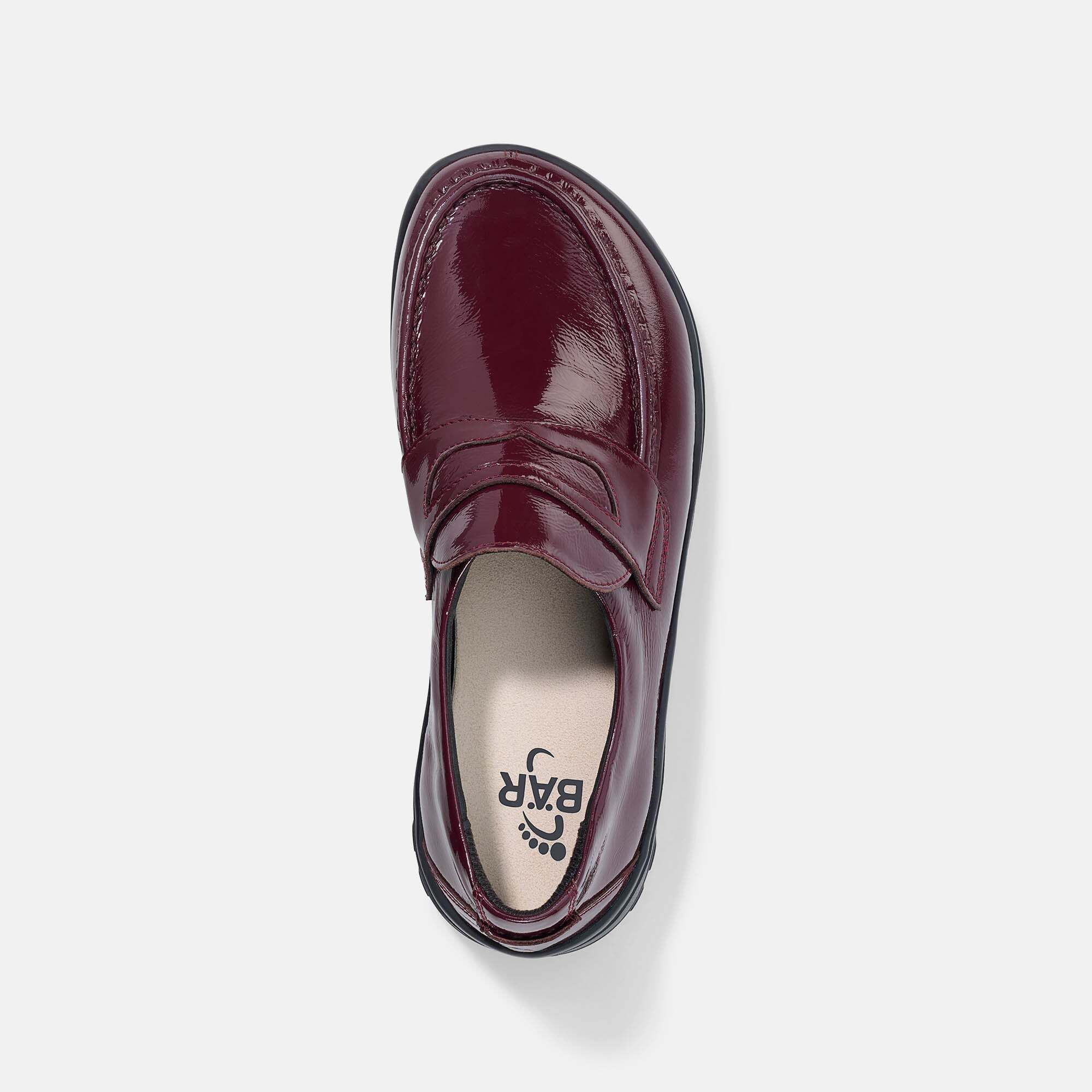 Oberansicht eines bordeauxroten Damen-Slippers aus Lackleder mit breiter Passform.