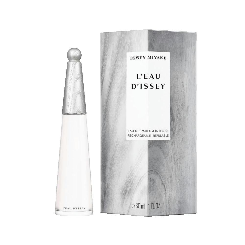 Issey Miyake, L'Eau d'Issey EdP Nat. Spray Intense Flakon und Verpackung. Weißes Flakon, silberne Kappe, graue Verpackung.
