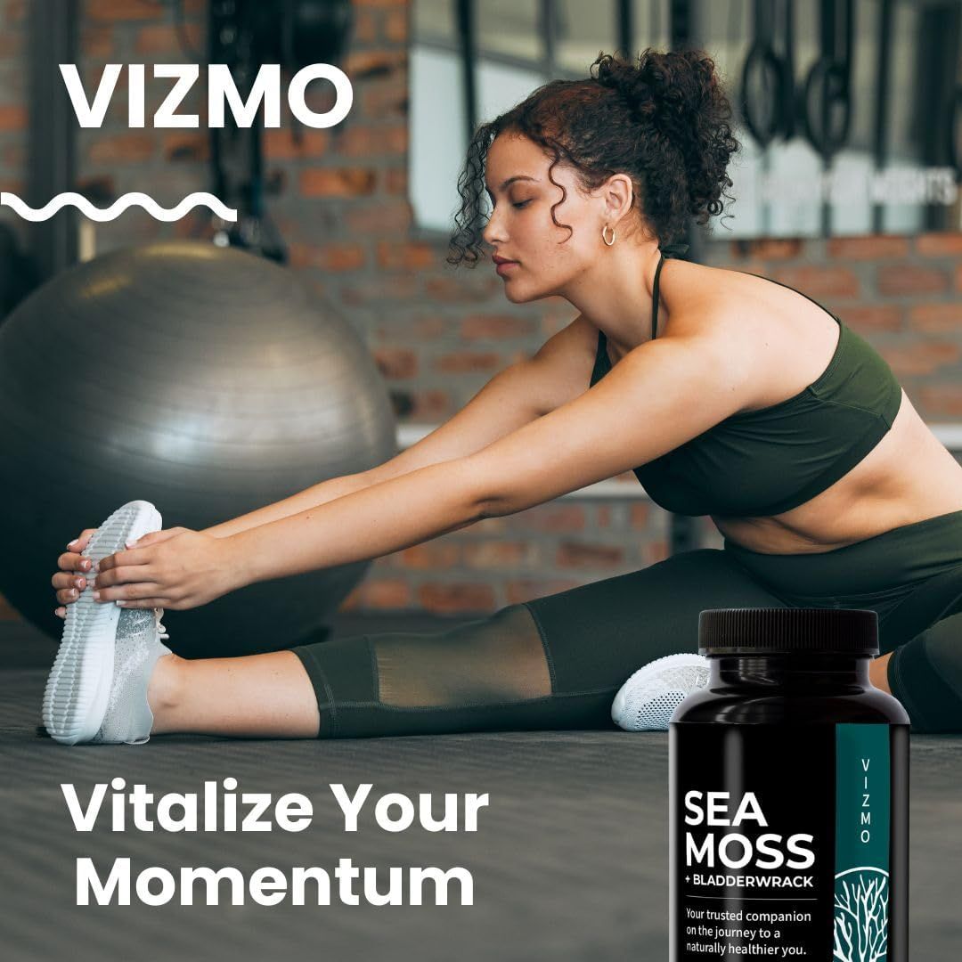 Frau beim Dehnen, Flasche mit Sea Moss. Beschriftung: Sea Moss + Bladderwrack. Vizmo-Logo. Hintergrund: Fitnessstudio.