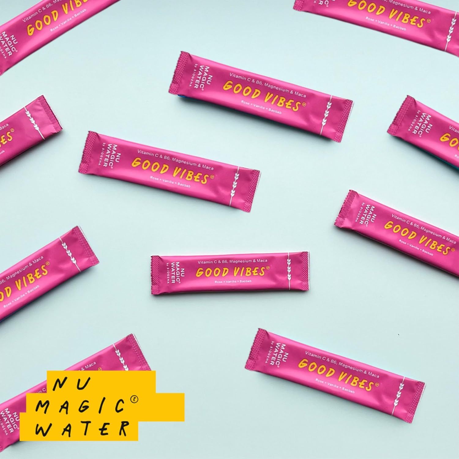 Mehrere Sticks Nu Magic Water auf blauem Hintergrund. Aufschrift: GOOD VIBES, NU MAGIC WATER by BIOGENA. Rosa Verpackung.