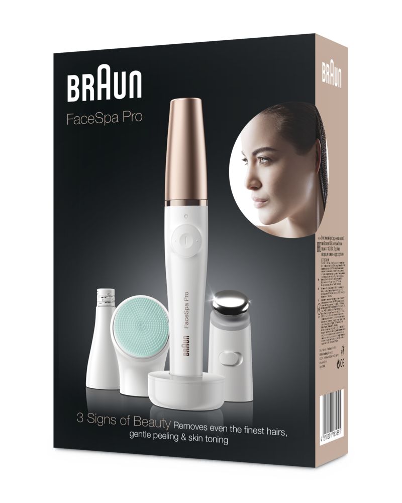 Produktverpackung mit Gesichtspflegegerät und Zubehör. Schwarzer Hintergrund, Produktname Braun.