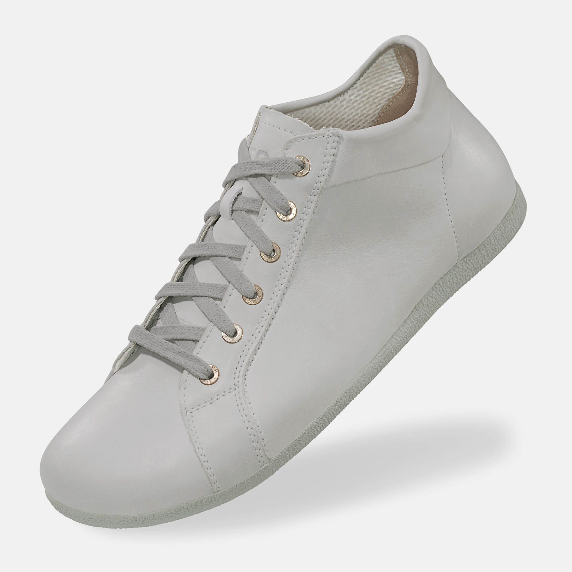 Hellgrauer Stiefelette mit Schnürsenkeln. Schrägansicht. Obermaterial aus Leder. Flache Sohle. Hellgraue Schnürsenkel.