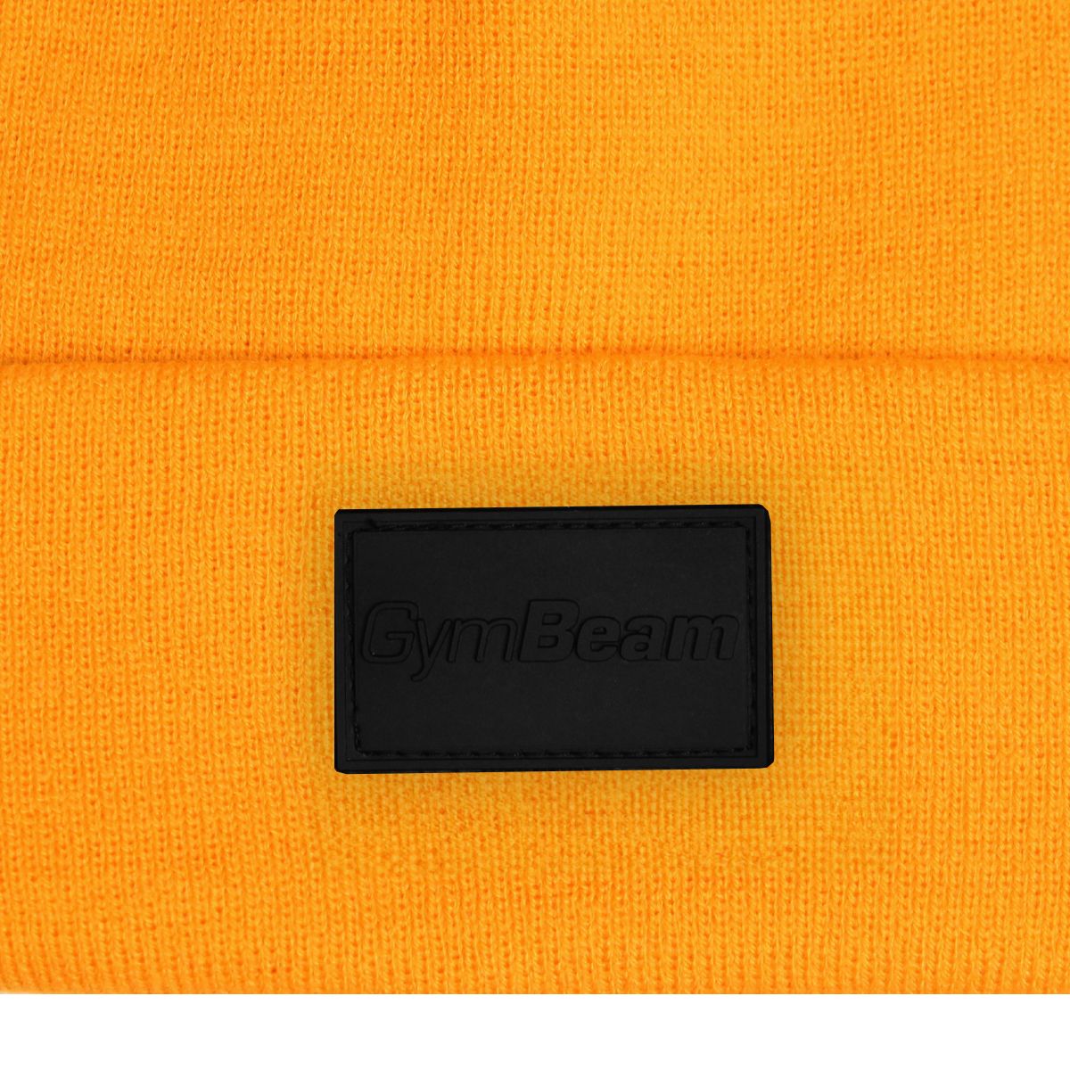 Detailansicht des schwarzen Lederpatches mit GymBeam-Logo auf orangefarbener Mütze.