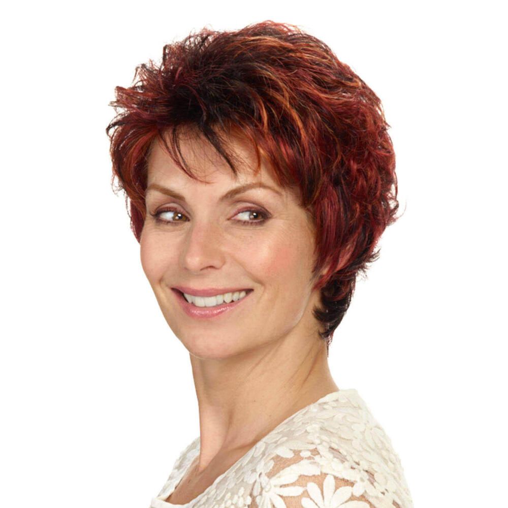 Kurzhaarperücke, rotbraun, gewellt. Frau mit Perücke, Blick zur Seite, weißes Oberteil.