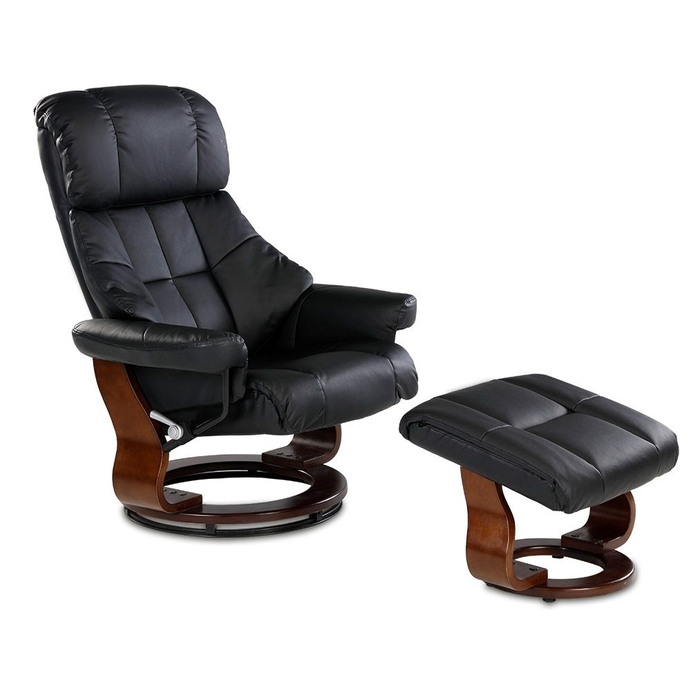 Schwarzer Relaxsessel mit Hocker, Lederoptik, Holzgestell. Rückenlehne und Fußstütze gepolstert.