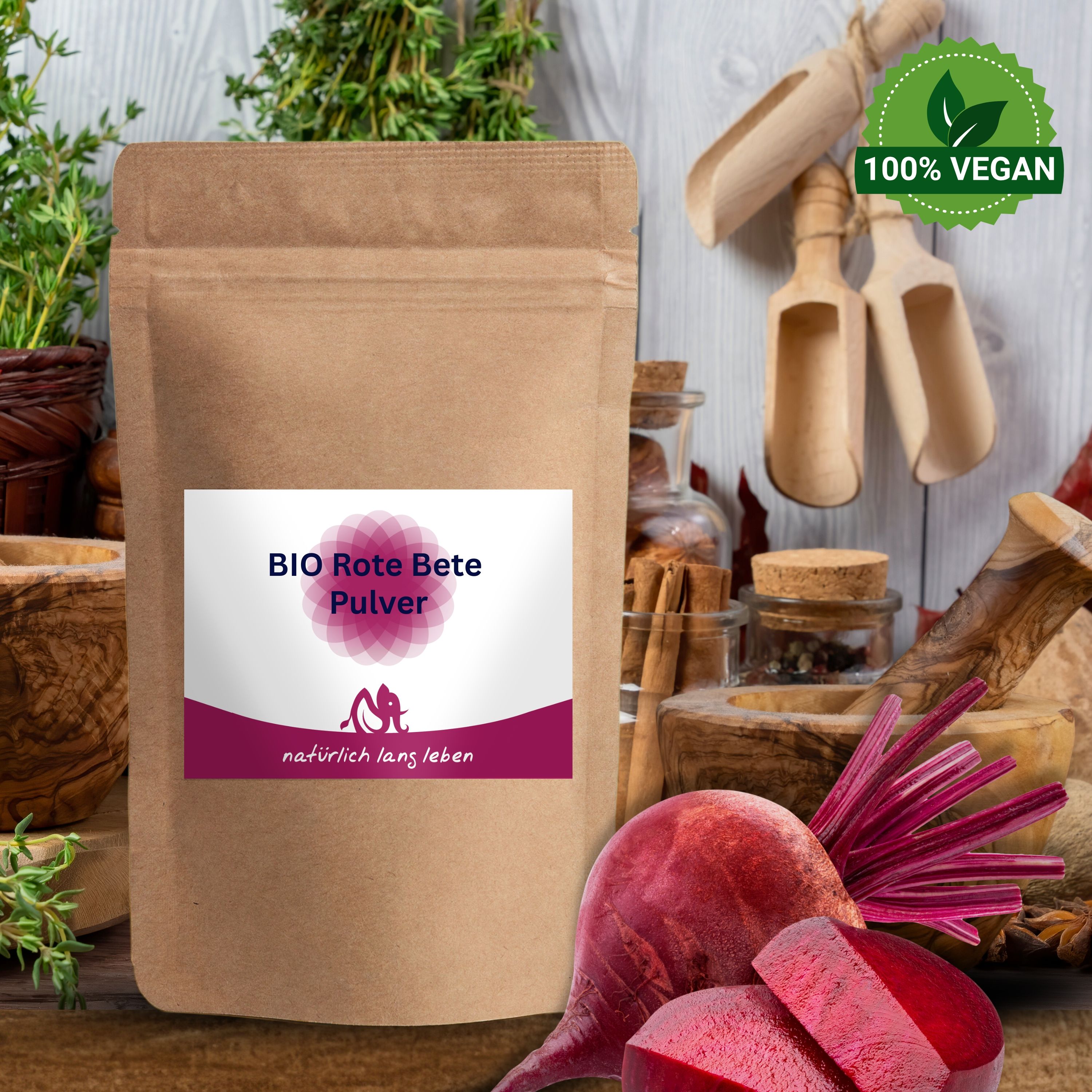 Braune Tüte mit Etikett. BIO Rote Bete Pulver. Rote Bete und Kräuter im Hintergrund. Vegan-Siegel.