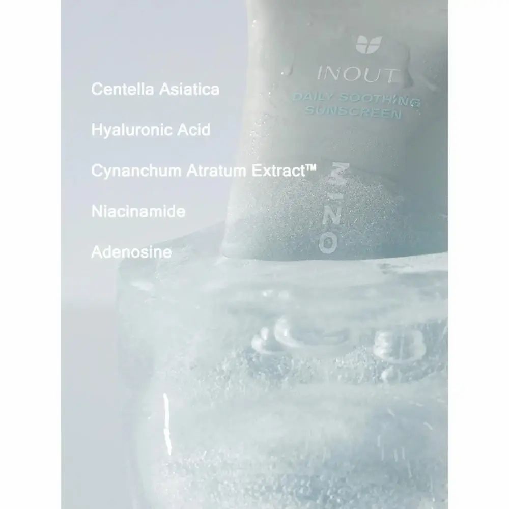 Nahaufnahme einer grauen Tube im Wasser. Text: Centella Asiatica, Hyaluronic Acid, Cynanchum Atratum Extract, Niacinamide, Adenosine. Schriftzug: MIZON, INOUT.