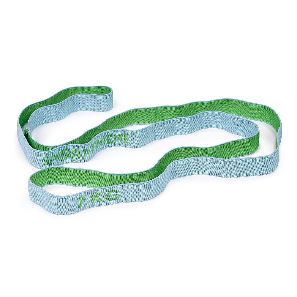 Blau-grünes Elastikband. Aufschrift "SPORT-THIEME" und "7 KG". Flach liegend, gewellt.