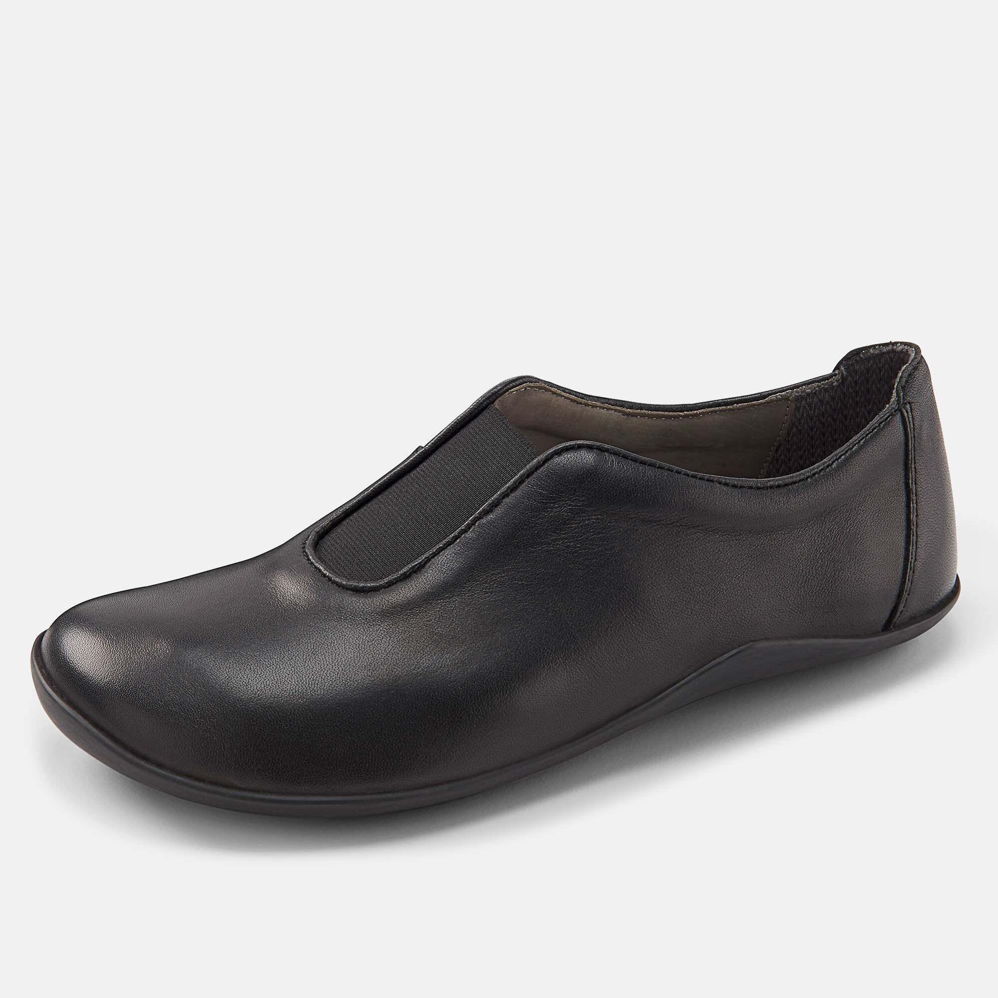 Schwarzer Damen-Slipper aus Leder, Seitenansicht, mit elastischem Einsatz und flacher Sohle.