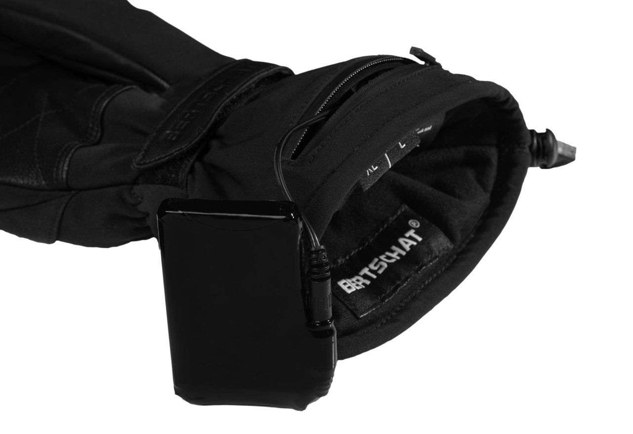 Schwarzer Handschuh mit offenem Bündchen. Schwarzer Akku mit Kabel. BERTSCHAT® Logo innen.