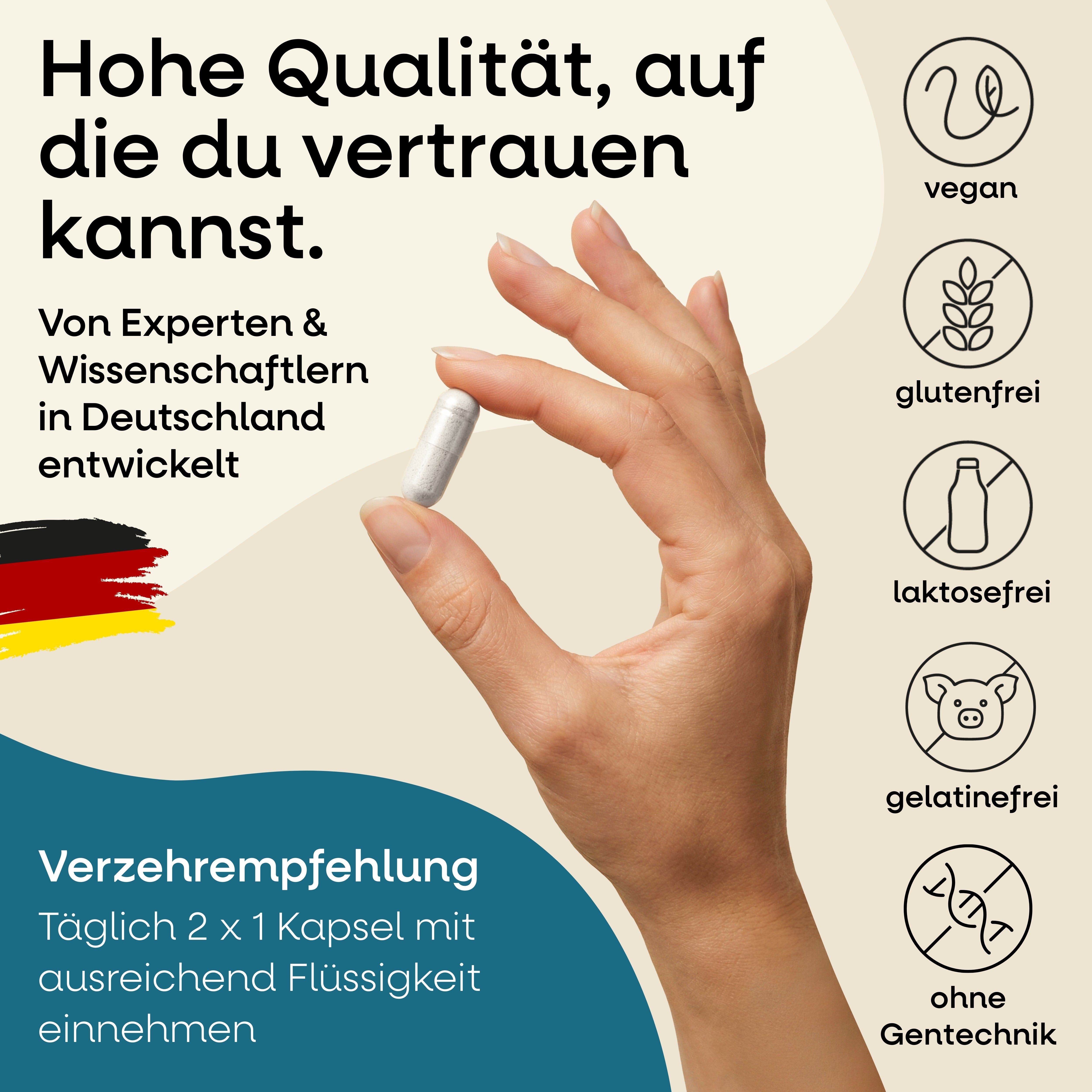 Hand hält Kapsel. Text: Vegan, glutenfrei, laktosefrei, gelatinefrei, ohne Gentechnik. Verzehrempfehlung: 2 Kapseln täglich mit Flüssigkeit.