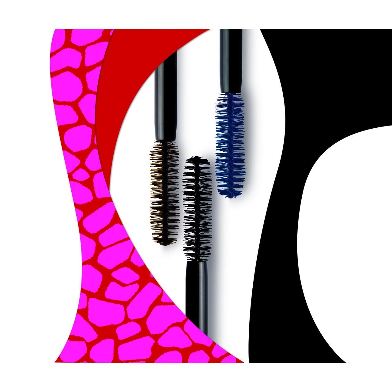 Drei Mascara-Bürsten, eine schwarz, eine braun, eine blau, vor einem abstrakten Hintergrund.