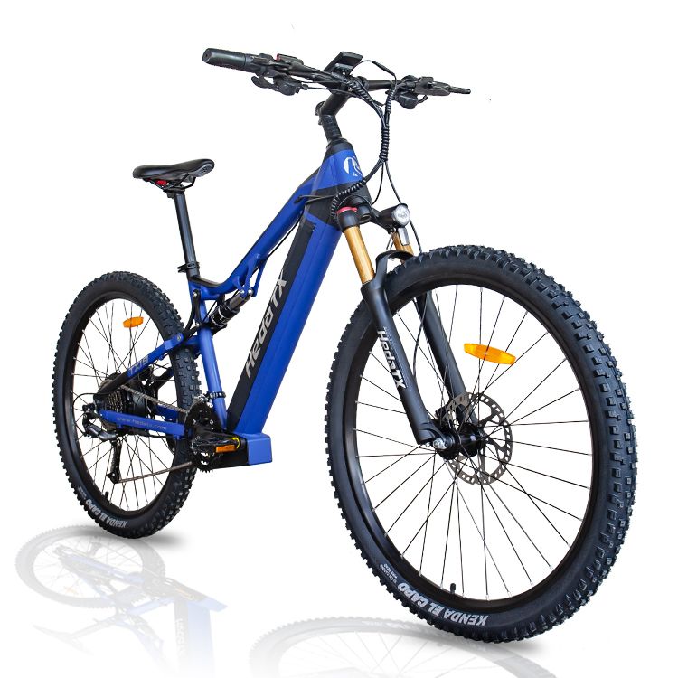 Blaues E-Mountainbike HedaTX TX19. Schwarze Reifen, goldene Gabel, schwarzer Sattel. Aufschrift HedaTX. Frontansicht.