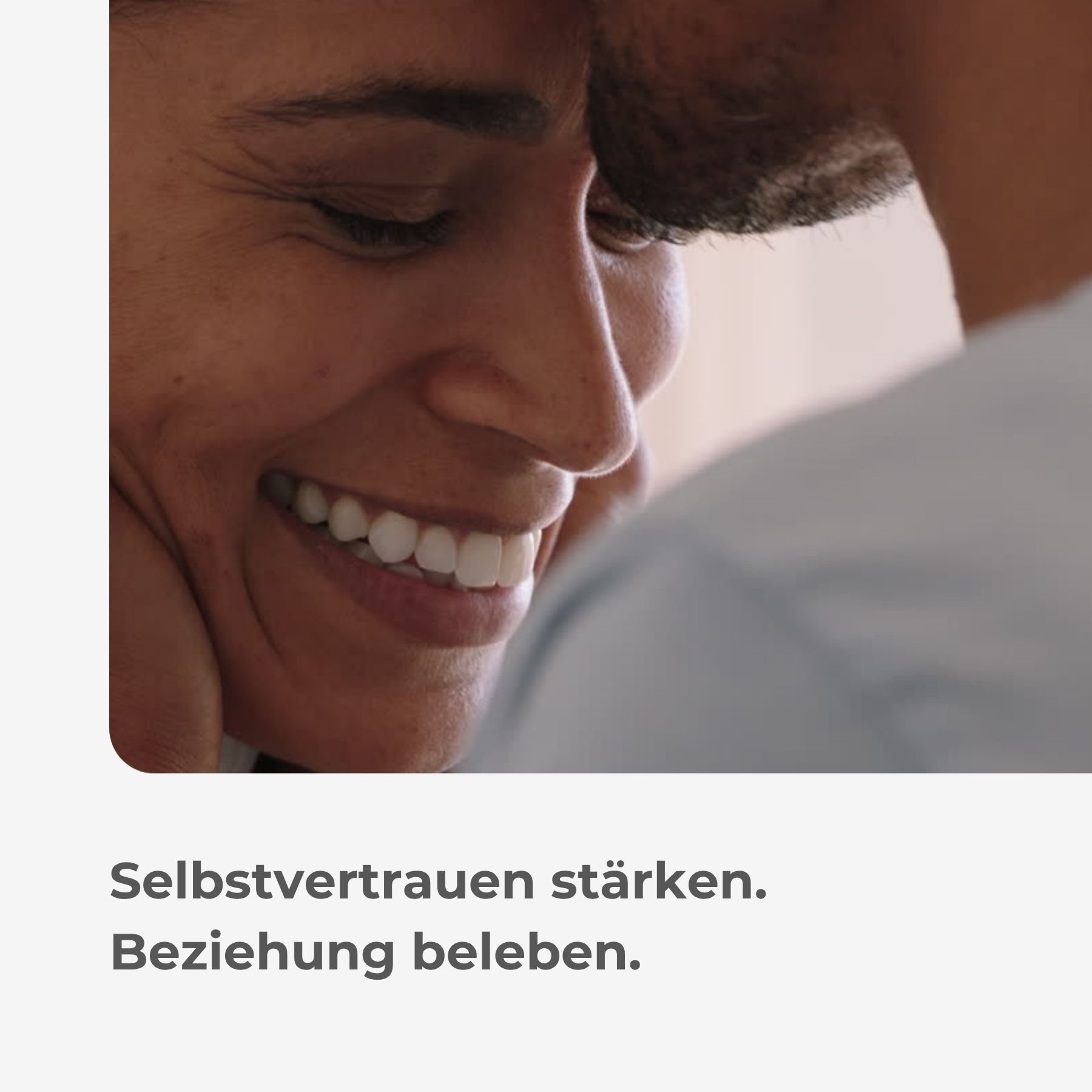 Paar lächelt. Text: Vertrauen stärken. Beziehung beleben.