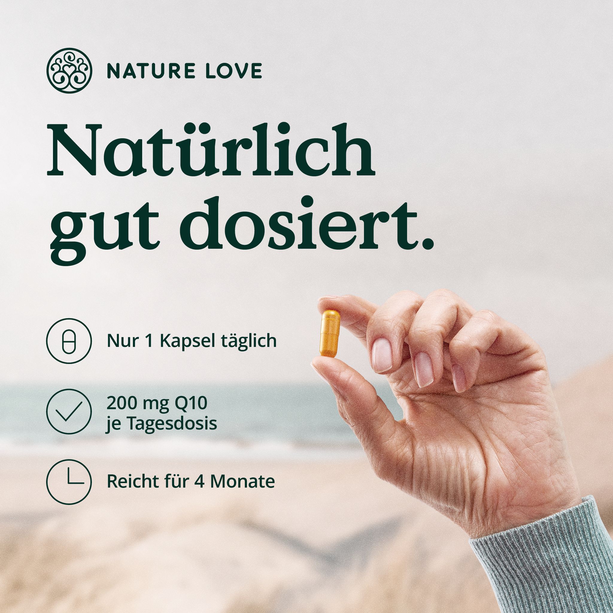 Hand hält eine gelbe Kapsel. Text: Nur 1 Kapsel täglich, 200 mg Q10 je Tagesdosis, reicht für 4 Monate. Marke: NATURE LOVE®.