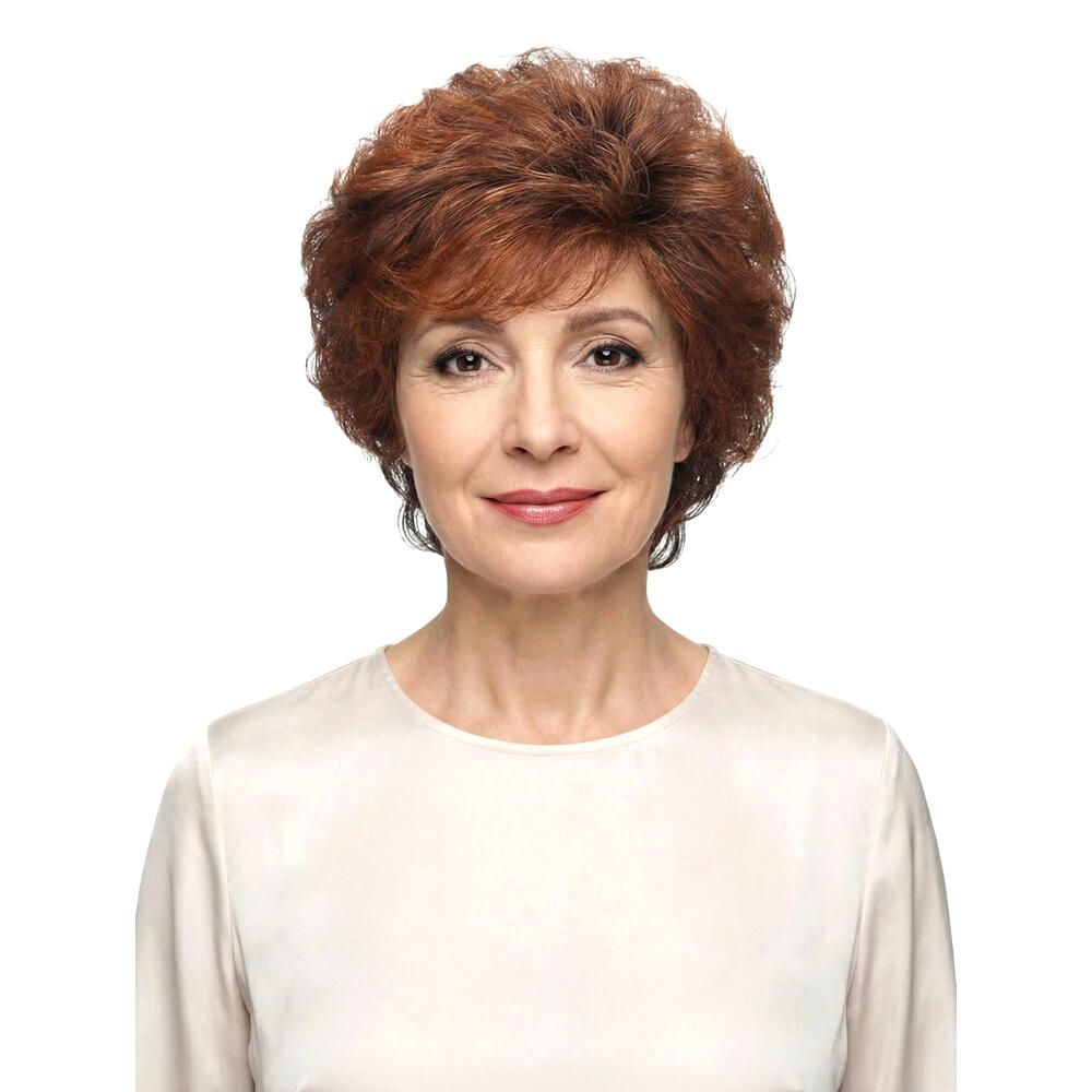 Frau mit roter Perücke MONACO. Frontansicht. Kurze, lockige Haare. Helle Haut, weißes Oberteil. Blick in die Kamera.
