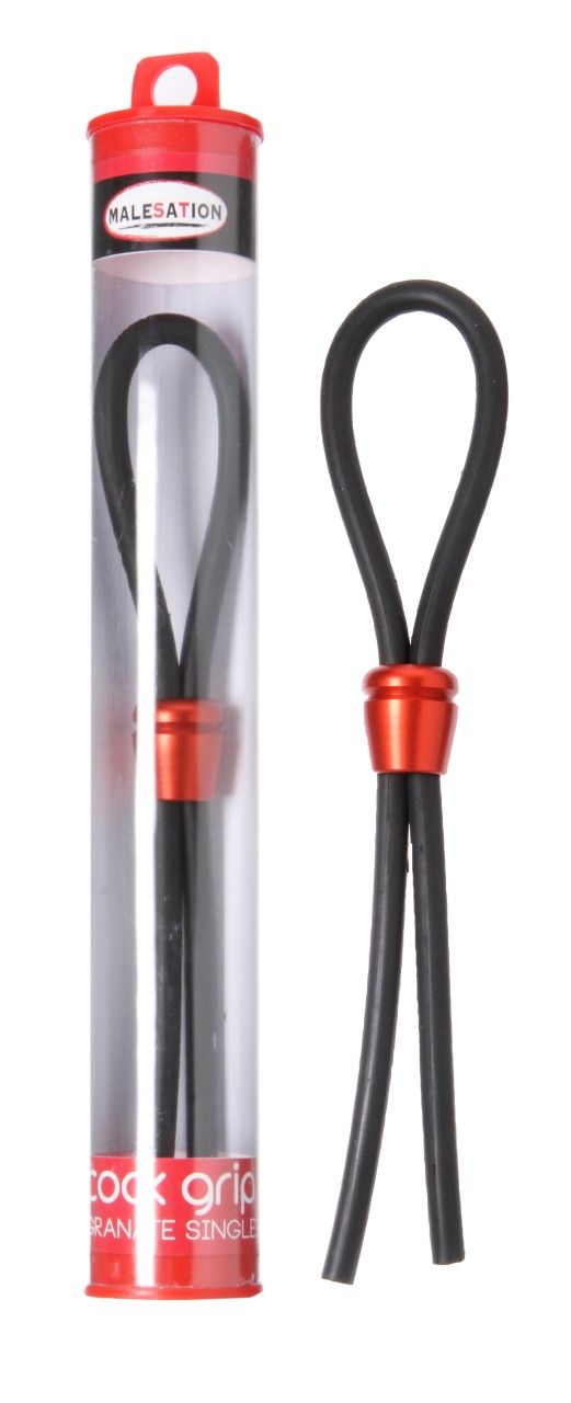 Zwei schwarze, flexible Ringe mit roten Akzenten. In transparenter Verpackung mit rotem Deckel. Aufschrift: MALESATION, Cock Grip.