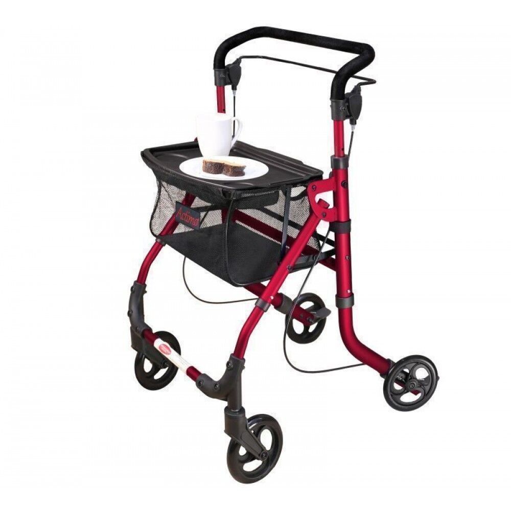 Rotfarbener Rollator mit Tablett, Korb und Becher. Vier Räder, schwarze Griffe. Auf dem Tablett: Tasse und Kuchen.