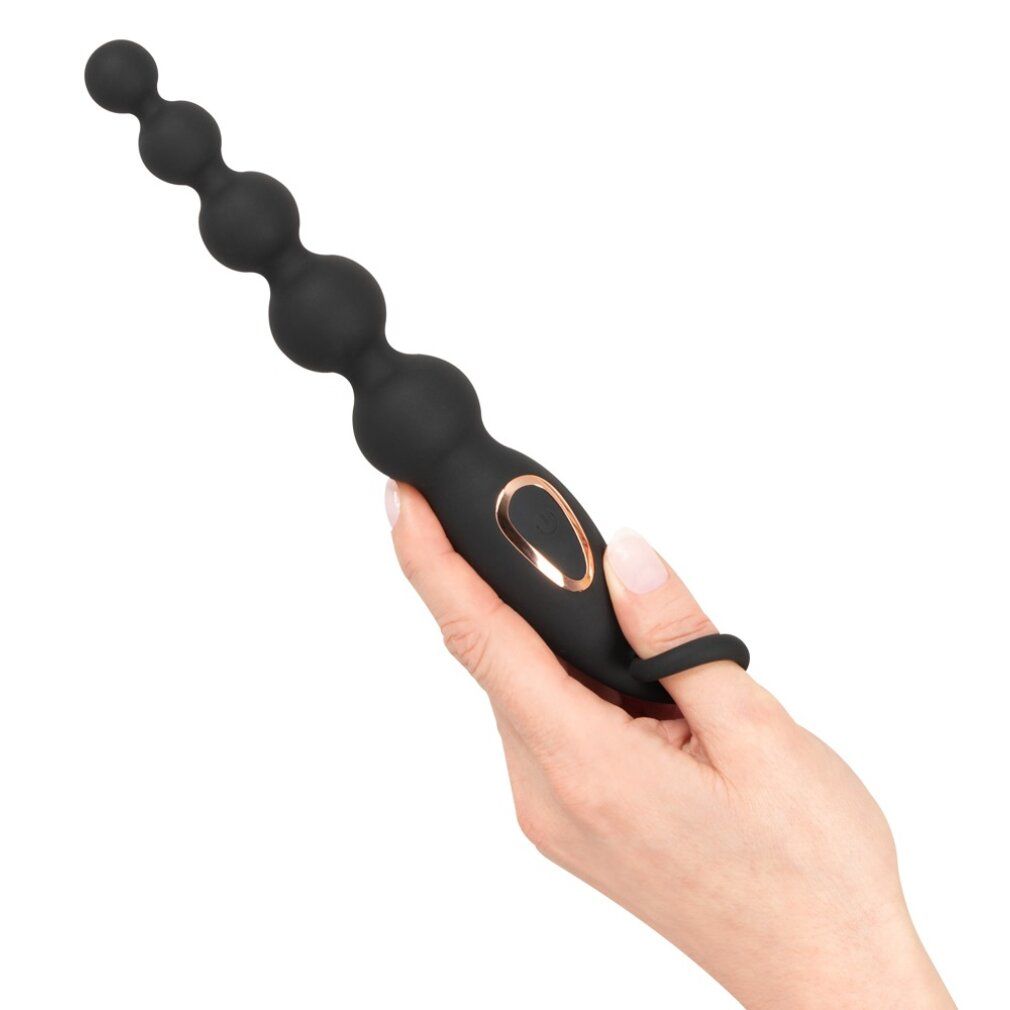 Schwarze Analperlen mit Vibration, in einer Hand gehalten. Mit Ring. Goldfarbener Knopf. 5 Kugeln.