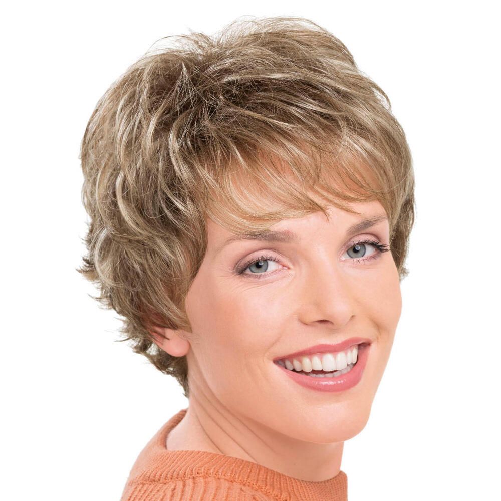 Kurzhaarperücke mit gewelltem Haar in Blond- und Brauntönen. Frontale Ansicht einer Frau mit Lächeln.