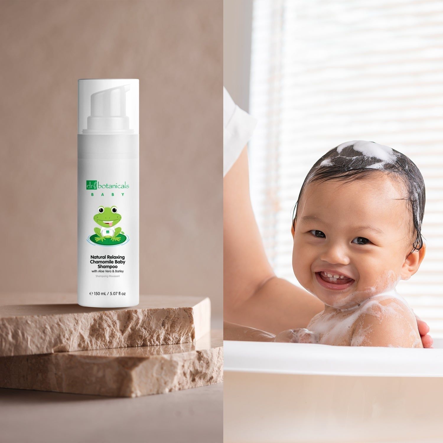Weiße Flasche mit Pumpverschluss neben Baby im Bad. Produktetikett mit Frosch-Illustration.