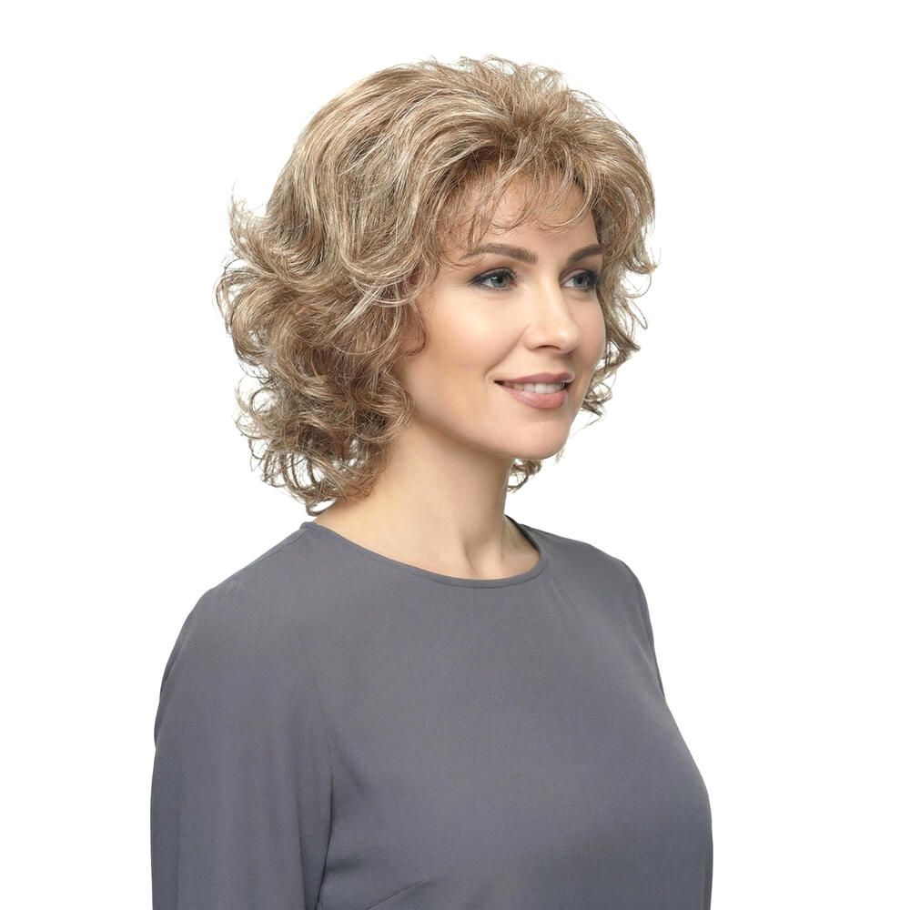 Frau mit Perücke. Kurze, wellige Haare in Blond- und Brauntönen. Dreiviertelansicht.