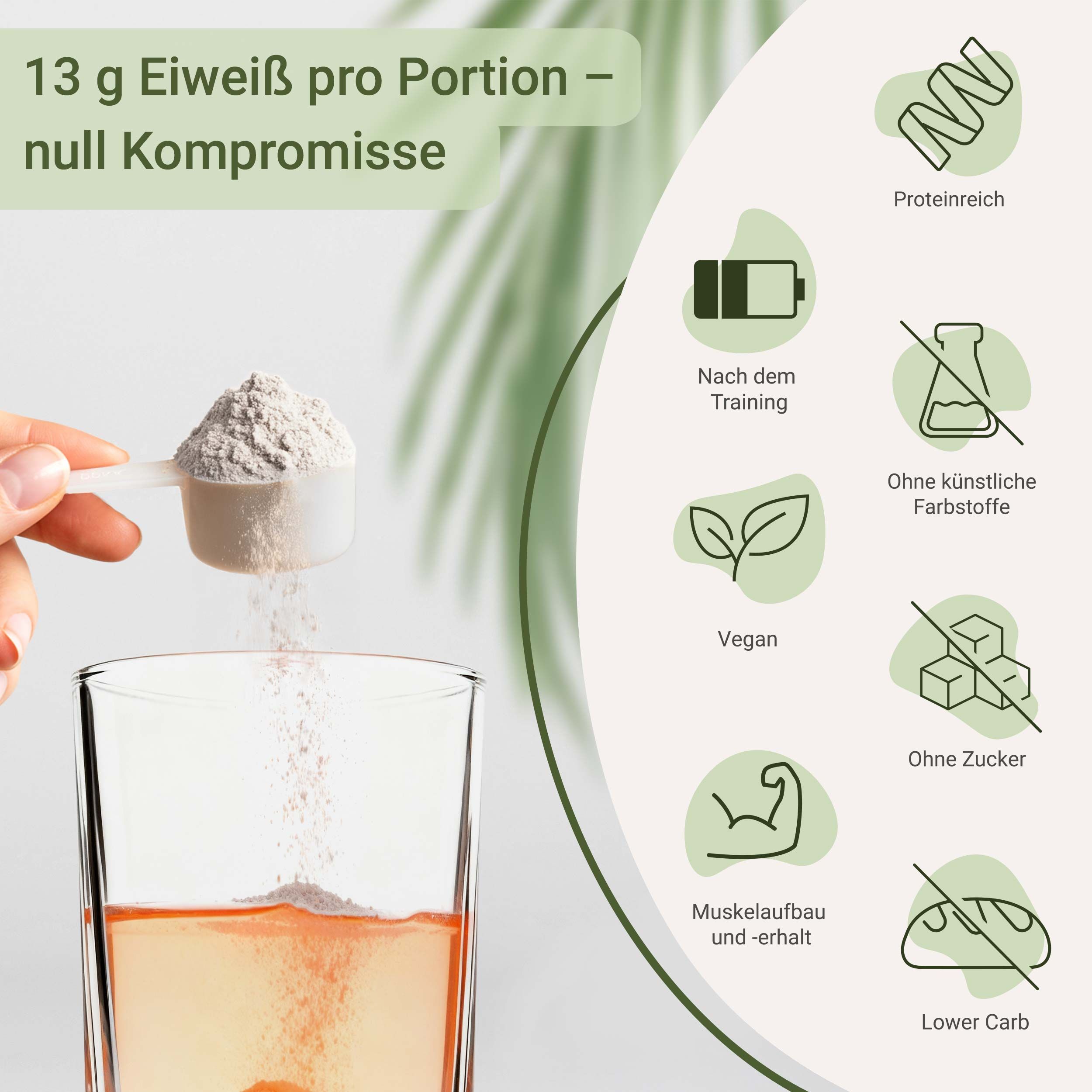 Person gießt Pulver in Glas. Text: 13 g Eiweiß pro Portion, proteinreich, vegan, ohne Zucker, ohne künstliche Farbstoffe, nach dem Training.