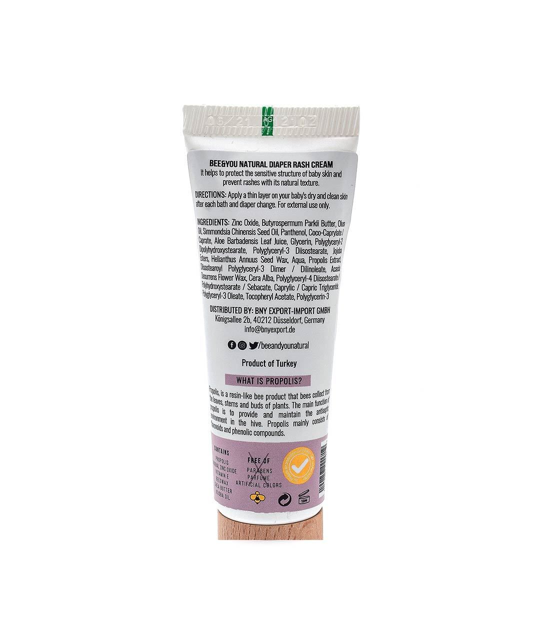 Rückseite der Creme-Tube. Text: BEE&YOU NATURAL DIAPER RASH CREAM. Inhaltsstoffe, Gebrauchsanweisung. Produkt der Türkei. Mit Zertifizierungen.