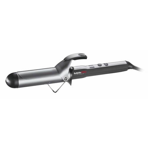Lockenstab mit silberfarbenem Gehäuse. Schwarzer Griff und Bedienelemente. Marke BaByliss Pro.