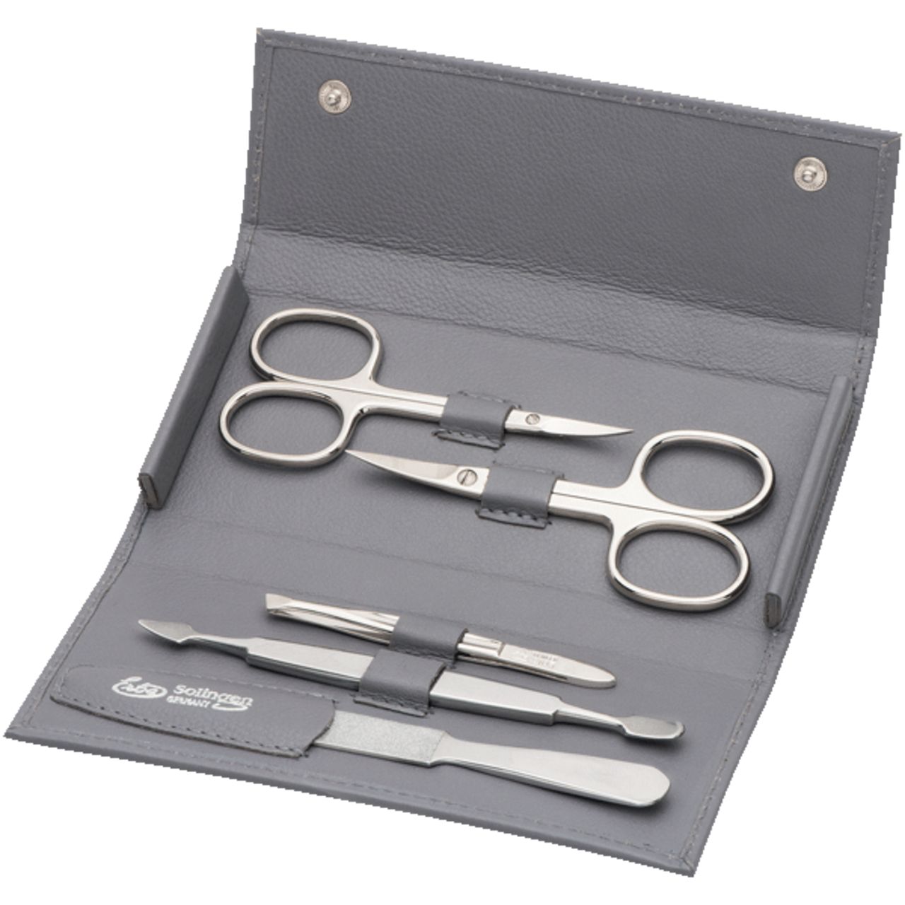 Ein graues Lederetui mit vier Maniküre-Instrumenten aus Metall: Nagelschere, Hautschere, Pinzette und Nagelknipser.