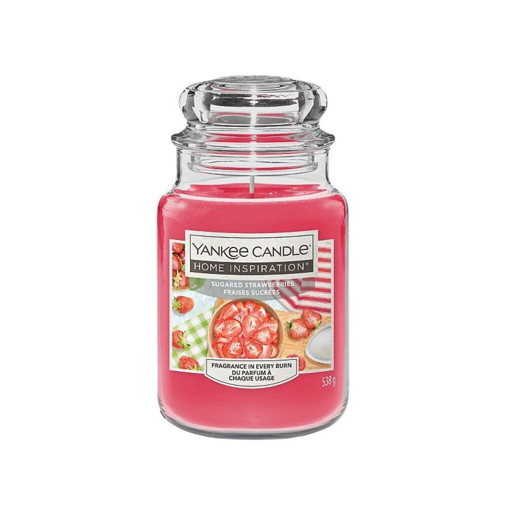 Große, rosa Duftkerze im Glas mit Deckel. Aufkleber mit Erdbeeren und Text: Yankee Candle Home Inspiration Sugared Strawberries.