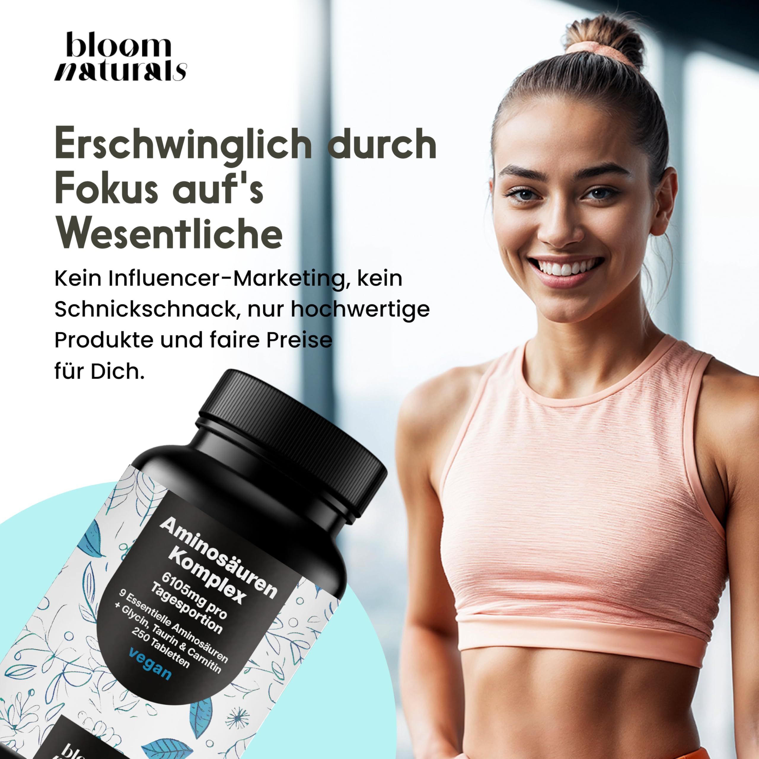 Frau lächelt. Flasche Aminosäuren Komplex Tabletten. Text: 6105mg pro Tagesportion, vegan. Marke: bloom naturals.