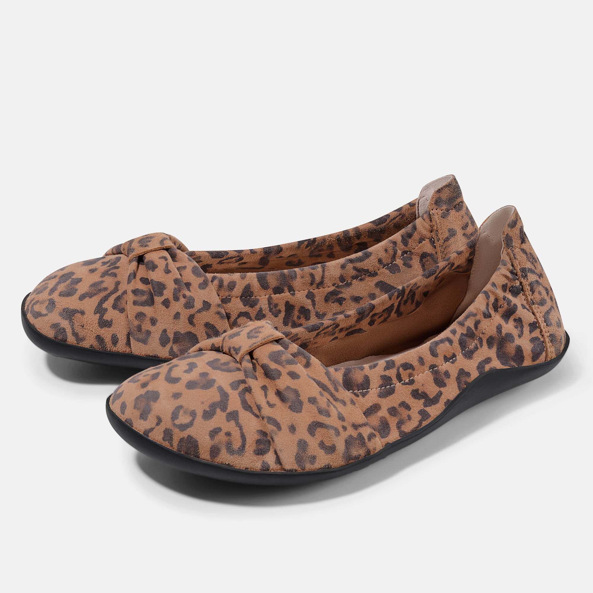 BÄR Elly Ballerina, Leopardenmuster, Schleife vorne, breite Passform.