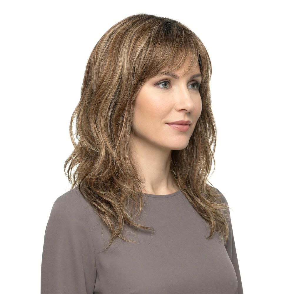 Perücke Taylor von Lofty. Mittellange, braune Kunsthaarperücke mit Pony. Nahaufnahme einer Frau.