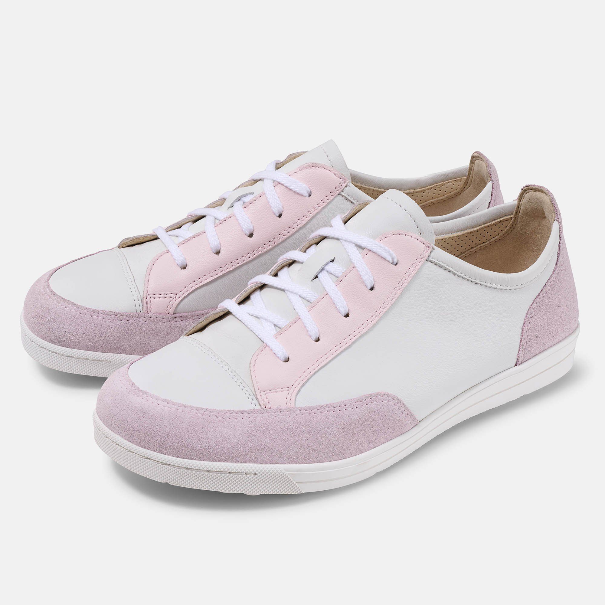 Zwei weiße und rosa Schnürschuhe. Rosa Zehen- und Fersenbereich, weißes Obermaterial. Weiße Schnürsenkel.
