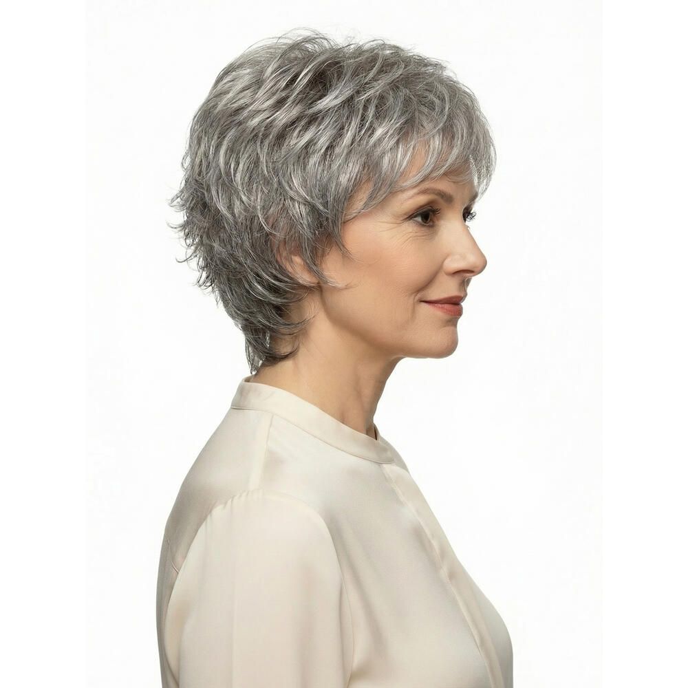 Graue Kurzhaarperücke. Seitenansicht einer Frau mit Perücke. Helles Oberteil. Weißer Hintergrund.