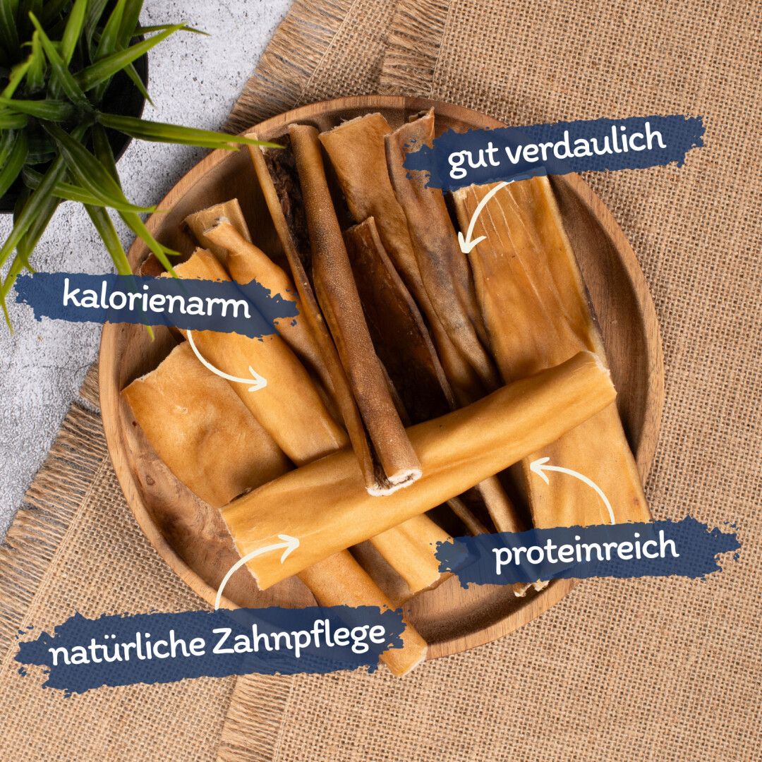 Lyra Pet® Pferdekopfhaut auf Holzschale. Beschriftungen: kalorienarm, proteinreich, natürliche Zahnpflege, gut verdaulich. Braune Stücke.