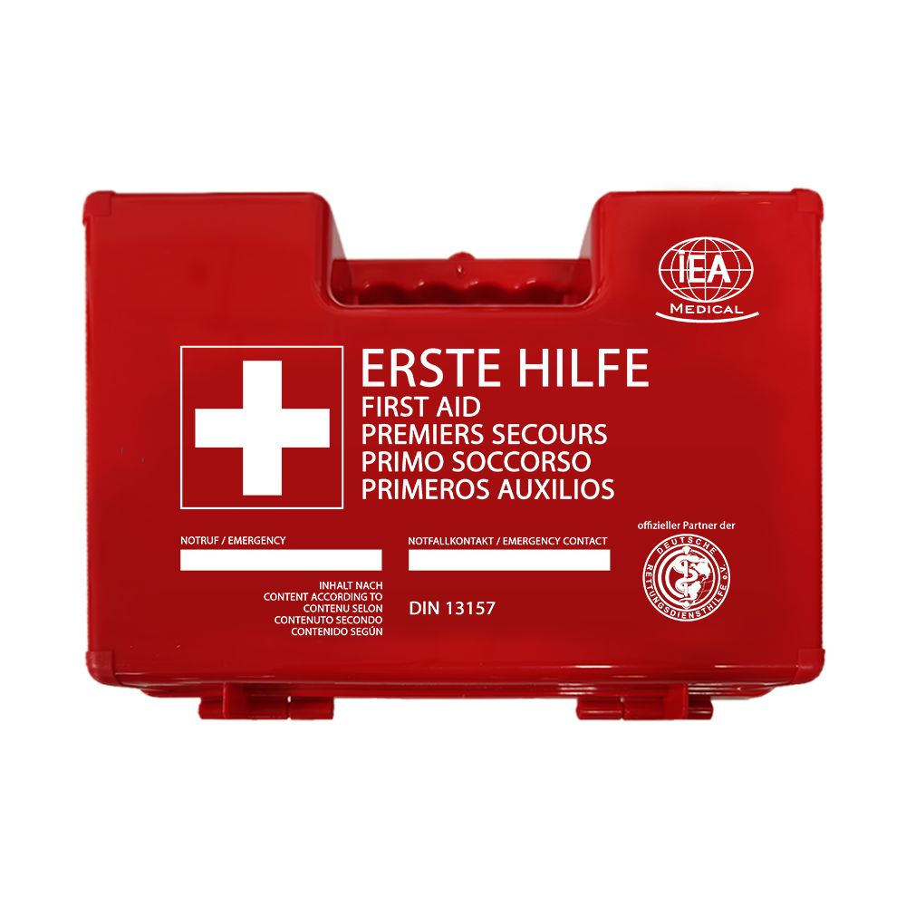Roter Erste-Hilfe-Kasten mit weißem Kreuz und mehrsprachiger Beschriftung. DIN 13157.