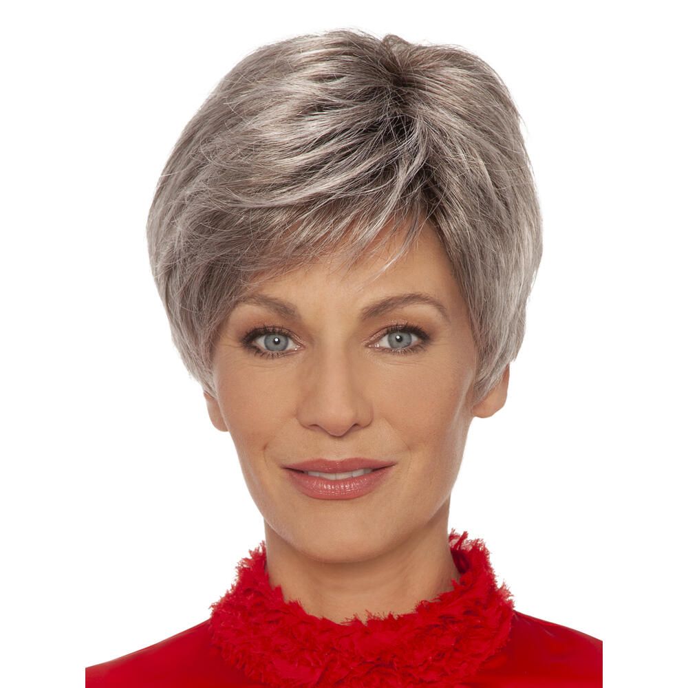 Kurzhaarperücke in Weidengrau mit dunklem Ansatz. Frau mit rotem Oberteil, Blick in die Kamera.