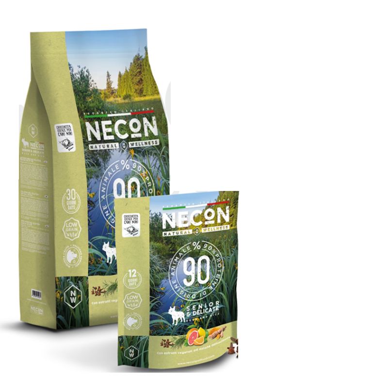 Zwei Beutel Tiernahrung. Aufschrift: NECON, NATURAL & WELLNESS, 90% tierische Proteine, SENIOR & DELICATE. Abbildung eines Hundes.