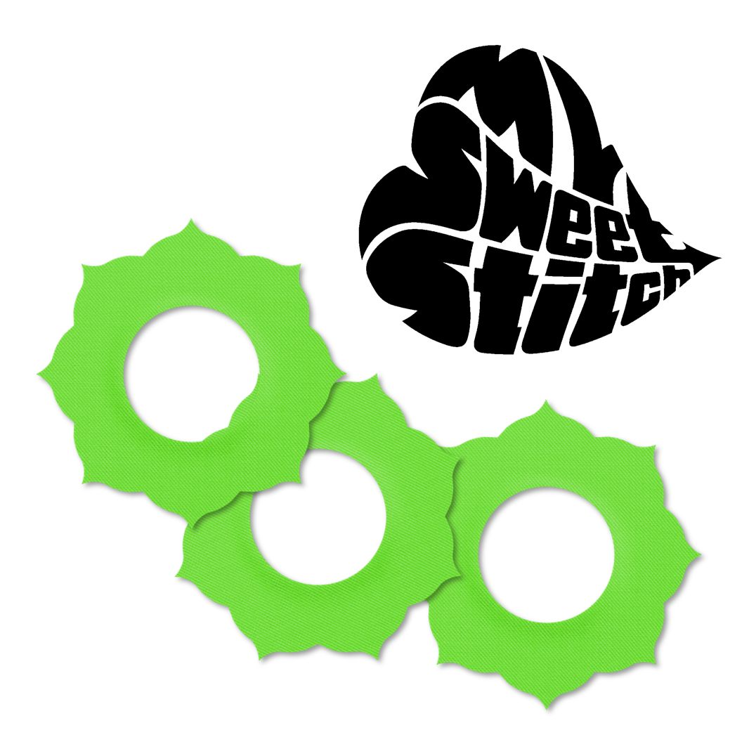 Drei grüne Fixierringe mit blütenförmigen Außenkanten und zentralen Löchern. Ein Herz-Logo mit dem Schriftzug MySweetStitch.