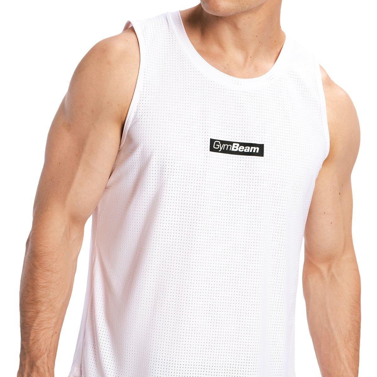 Detailansicht eines weißen, ärmellosen Herren-Tanktops mit perforiertem Stoff und GymBeam-Logo.