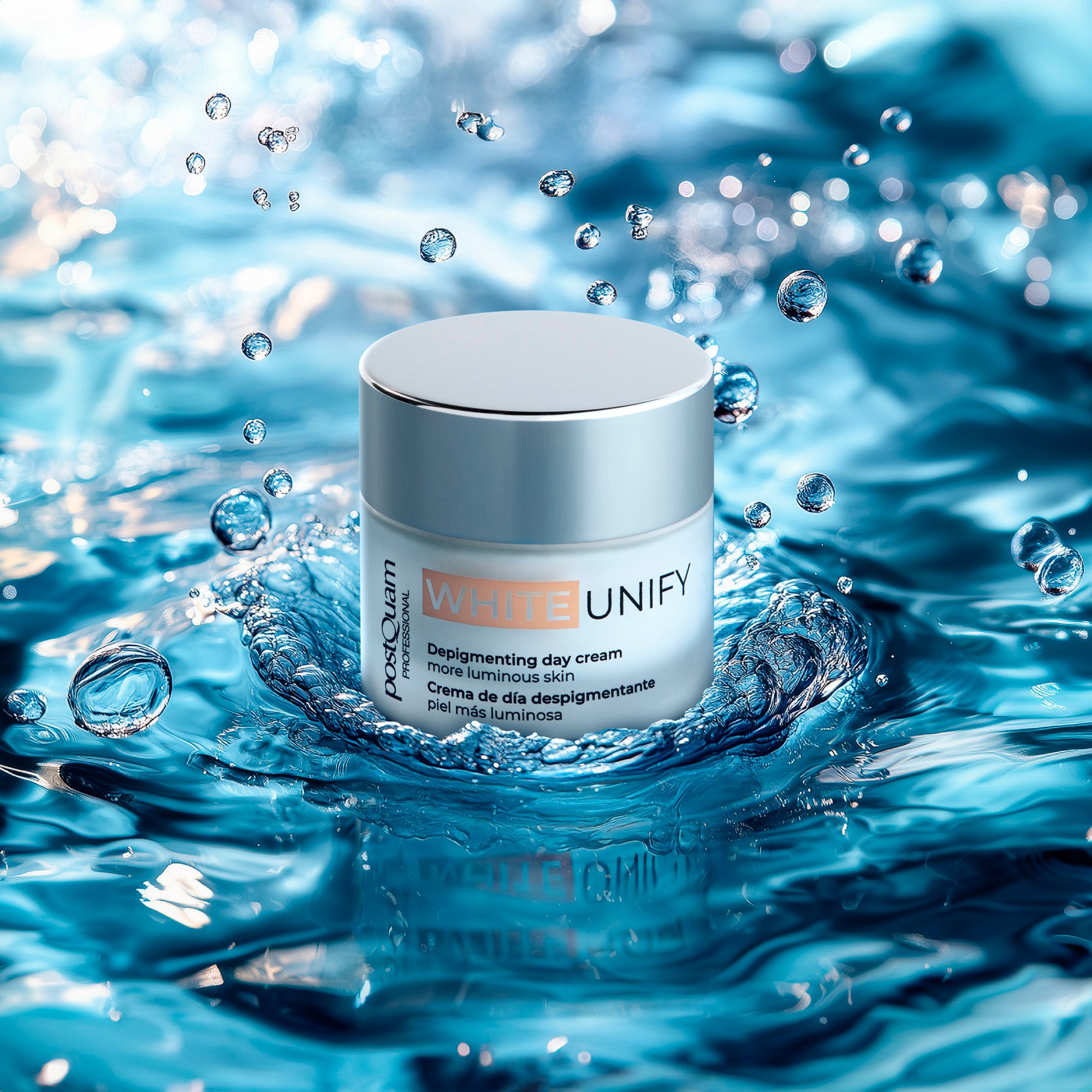 Creme-Tiegel im Wasser. Aufschrift WHITE UNIFY, Depigmenting day cream, mehr leuchtende Haut. Marke Postquam. Wasser spritzt.