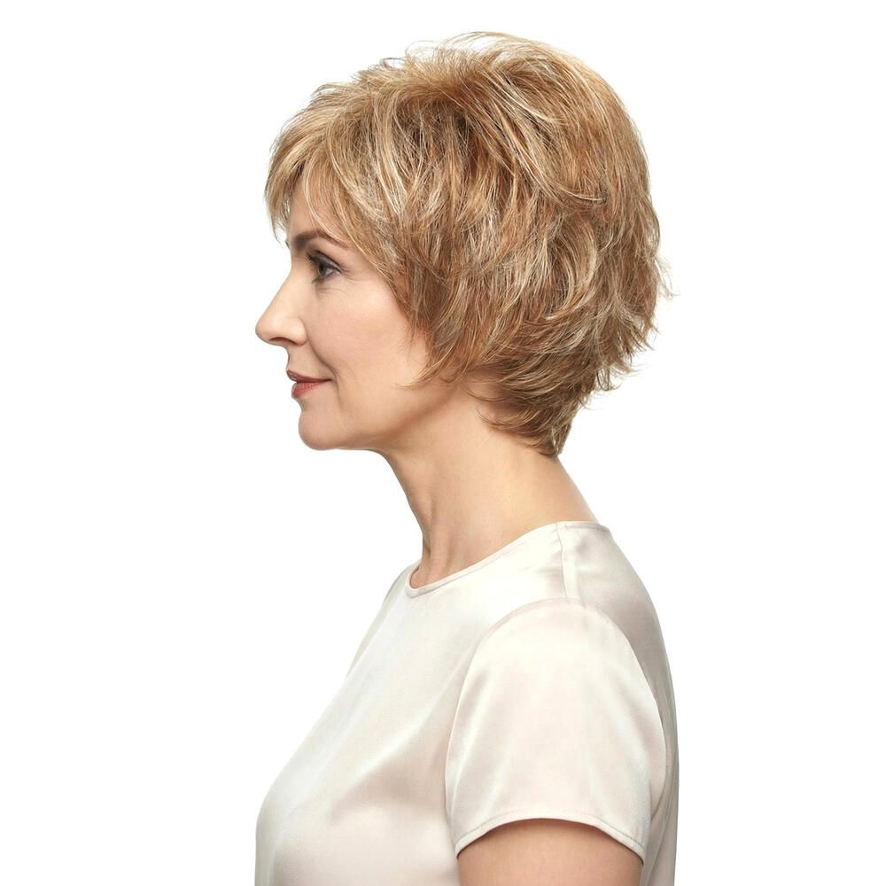 Perücke BRÜGGE von DELUXE. Blond-braune Kurzhaarfrisur. Frau mit Perücke, Seitenansicht.