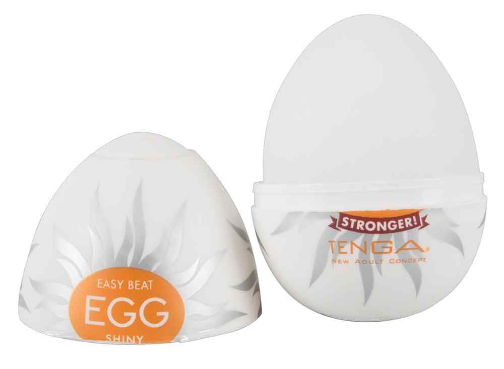 Weißes, eiförmiges Produkt, geöffnet. Auf der Verpackung steht "EASY BEAT EGG SHINY" und "TENGA".