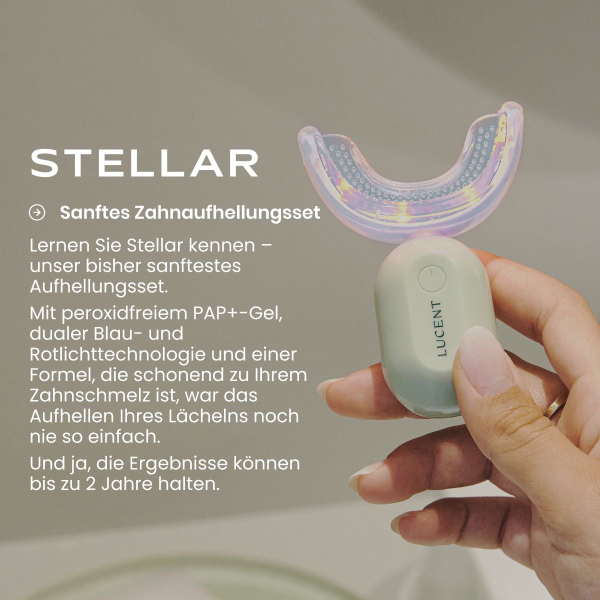 Hand hält ein grünes Zahnaufhellungsgerät mit Mundstück und blauem/rotem Licht.